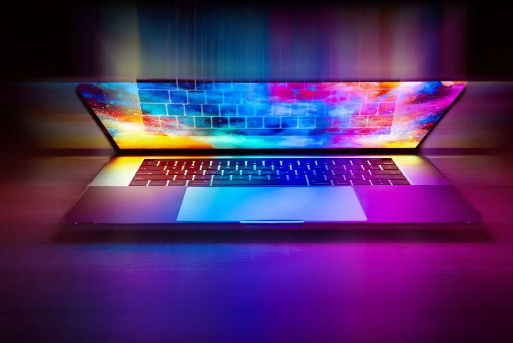 Laptop an halb geöffnet